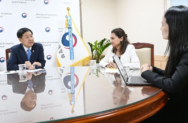 무디스 연례협의단과 면담 중인 구윤철 부총리 겸 기획재정부 장관. (왼쪽부터) 구윤철 부총리, 아누슈카 샤 국가신용등급 아태지역 담당 이사,&nbsp;징징 니키 당 전략·분석그룹 담당 이사./기획재정부