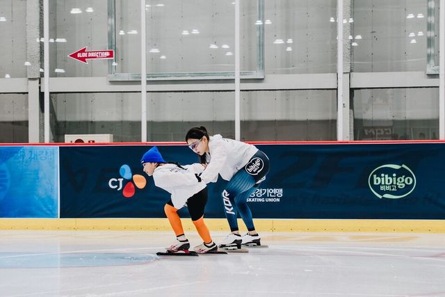 스피드스케이팅 국가대표 김민선이 멘토로 참여해 유망주 학생을 지도하고 있다. /CJ그룹 제공