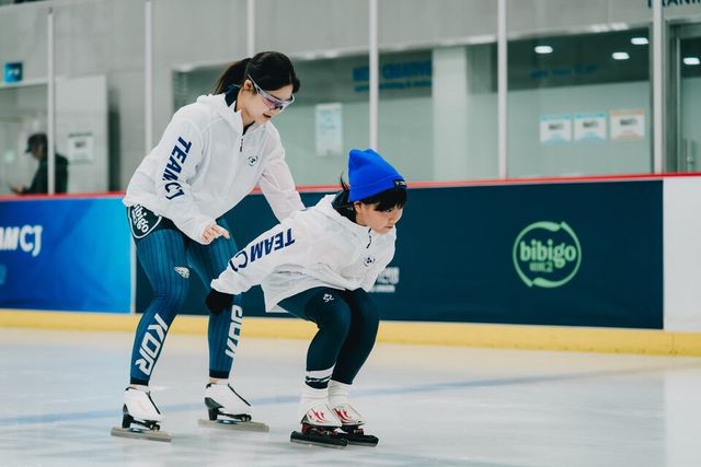 스피드스케이팅 주니어 국가대표 정희단이 유망주 학생을 지도하고 있다. /CJ그룹 제공