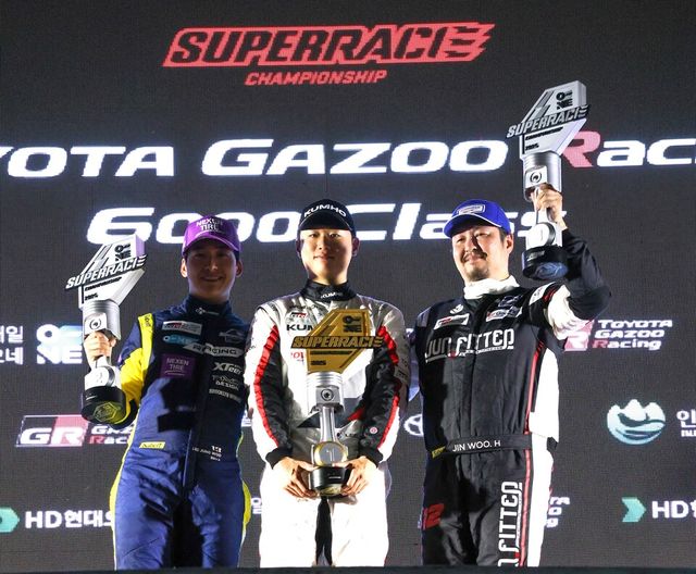 지난 9일 강원도 인제 스피디움에서 열린 ‘2025 오네 슈퍼레이스 챔피언십’ 토요타 가주 레이싱 6000클래스 5라운드에서 금호 SL 모터스포츠팀 '이창욱' 선수(가운데)가 1위를 차지했다. 2위 이정우 선수(오네 레이싱, 사진 왼쪽), 3위 황진우(준피디드, 사진 오른쪽) / 금호타이어