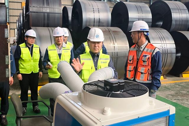 지난달 말 한진 영남지점에서 노삼석 대표이사 사장(오른쪽 두 번째)이 여름철 사업장 근무 환경을 점검하고 있다./한진