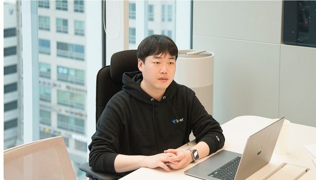 김진우 대표의 라이너는 디지털 형광펜 ‘웹 하이라이터’에서 시작됐다. 10년간 축적한 ‘인간의 손길이 닿은 출처’는 현재 라이너의 ‘할루시네이션 최소화 검색’ 기반이 됐다./라이너