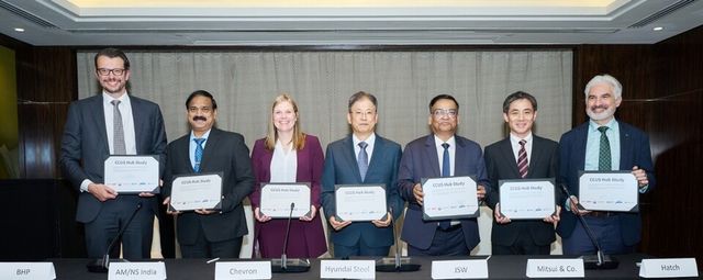 현대제철을 비롯한 5개 글로벌 기업 관계자들이 지난 7일 싱가포르에서 ‘CCUS 허브스터디’를 본격화하기 위한 공동 연구협약(JSA)을 체결했다. 김용희 현대제철 공정연구센터장(왼쪽 네 번째) 등 참석자들이 JSA 체결 후 기념 촬영을 하고 있다./현대제철 