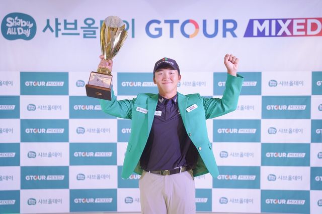 김홍택이 2025 샤브올데이 GTOUR MIXED 2차 대회 우승 후 기념사진을 촬영하고 있다. /골프존 제공
