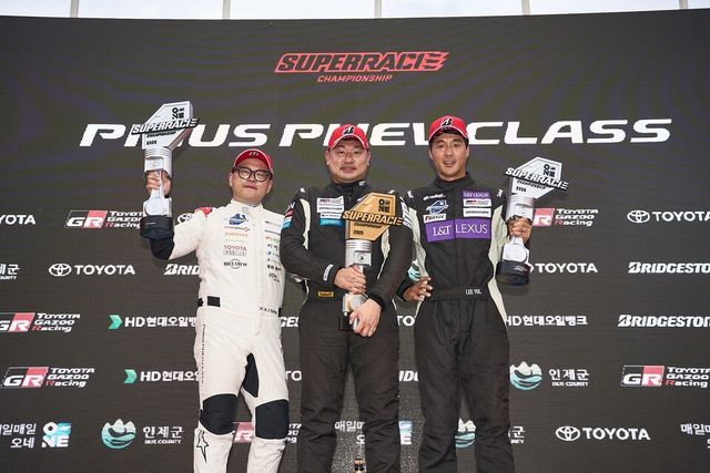 &nbsp;2025&nbsp;오네(O-NE)&nbsp;슈퍼레이스 챔피언십 프리우스&nbsp;PHEV&nbsp;클래스&nbsp;4차전에서&nbsp;1, 2, 3위를 차지한 부산과학기술대학교 강창원 선수(가운데),&nbsp;어퍼스피드 송형진 선수(왼쪽),&nbsp;레드콘모터스포트 이율 선수(오른쪽). / 브리지스톤타이어