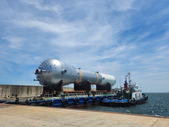 현장 설치를 위해 해상 운송 중인 리액터./현대엔지니어링