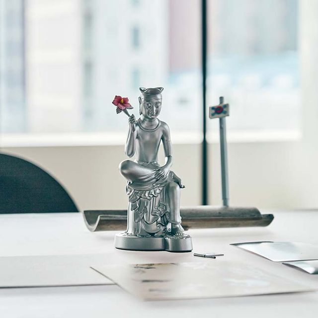 스컬피아가 국립박물관문화재단 상품 브랜드 뮷즈(MU:DS)와 함께 선보인 ‘반가사유상 미니어처: 광복 에디션’이 1차 공개 10분 만에 완판됐다./스컬피아