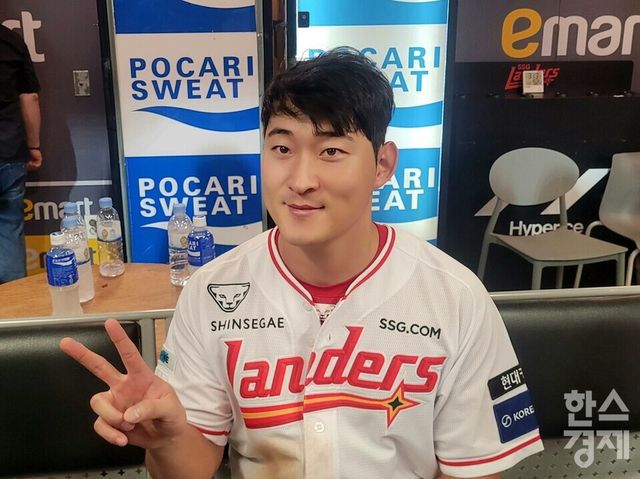 하재훈이 12일 키움전 직후 더그아웃에서 인터뷰 전 포즈를 취하고 있다. /신희재 기자