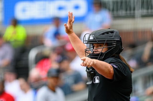파월이 11일 경기에서 주심으로 나와 손짓하고 있다. /연합뉴스