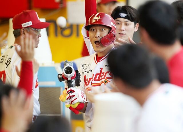 하재훈이 2점 홈런을 친 뒤 더그아웃에서 동료들의 축하를 받고 있다. /SSG 랜더스 제공