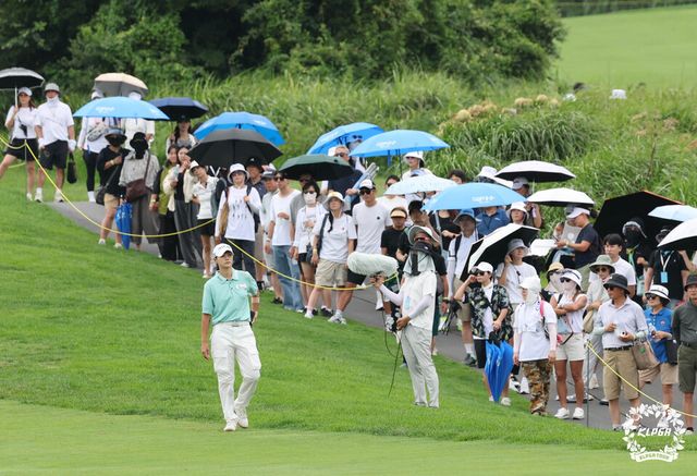 박성현을 지켜보고 있는 '남달라' 팬클럽 회원 등 갤러리들의 모습. /KLPGA 제공