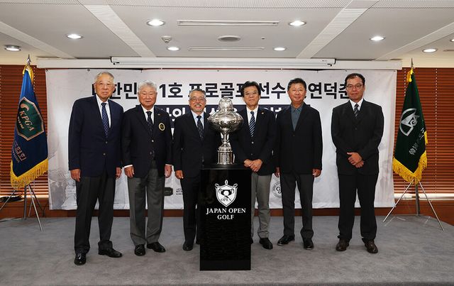 기념사진 촬영에 임한 류진 풍산그룹 회장, 문홍식 KPGA 고문, 김원섭 KPGA 회장, 야마나카 히로시 JGA 최고 운영 책임자, 강형모 KGA 회장, 문성욱 KPGA 프로(왼쪽부터 순서대로). /KPGA 제공