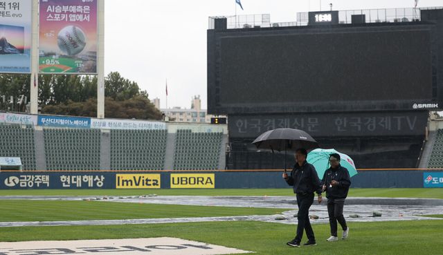 2024 신한 SOL뱅크 KBO 포스트시즌 플레이오프 4차전 LG 트윈스와 삼성 라이온즈의 경기가 예정됐던 서울 잠실야구장에서 김시진 KBO 경기감독관이 그라운드를 체크하고 있다. 이날 경기는 우천 취소됐다.&nbsp; /연합뉴스