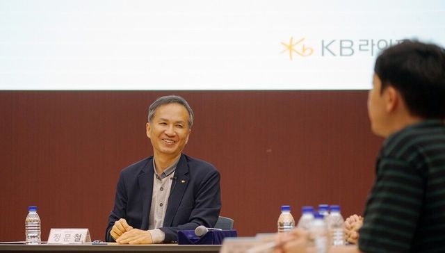 정문철 KB라이프 대표이사가 지난 12일 KB라이프타워에서 열린 ‘2025년 하반기 CEO 타운홀 미팅’에서 직원과 대화하고 있다. 사진/KB라이프&nbsp;