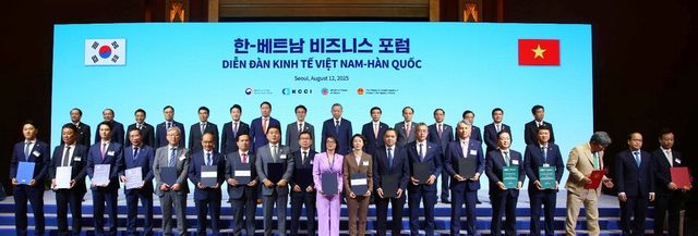 두나무와 베트남 밀리터리뱅크는 12일 서울 롯데호텔에서 열린 '한·베트남 비즈니스 포럼'에서 기술 제휴 양해각서(MOU)를 체결한 후 한국과 베트남 양국 정부·기관·기업인들과 기념 촬영을 하고 있다. / 사진=대한상공회의소)