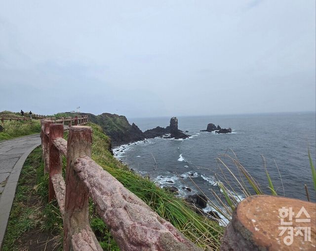 제주 서귀포시 섭지코지 산책로에서 바라본 절경. /박종민 기자