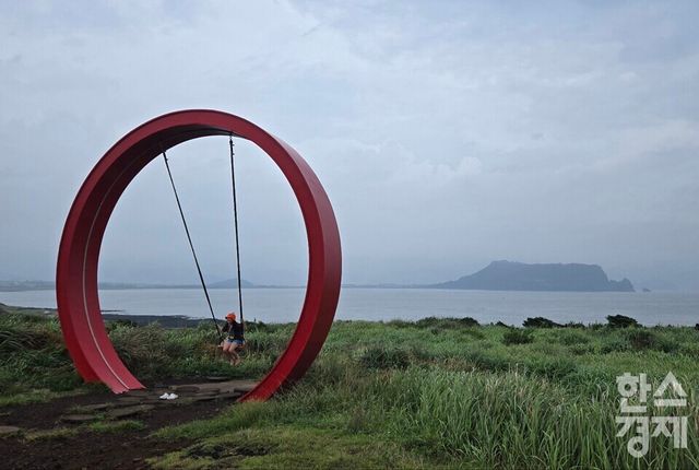 제주 서귀포시 섭지코지 내 대형 그네인 '그랜드 스윙'의 모습. /박종민 기자
