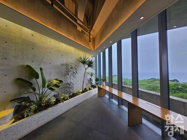 제주 서귀포시 섭지코지 베이커리 카페 '플로이스트' 내부 모습. /박종민 기자