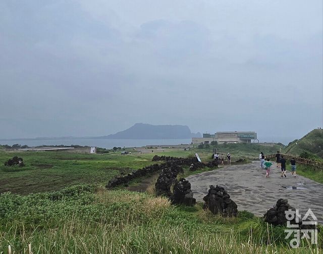 제주 서귀포시 섭지코지 산책로에서 바라본 성산일출봉의 모습. 왼쪽에는 유민 아르누보 뮤지엄, 오른쪽에는 베이커리 카페 ‘플로이스트(FLOYEAST)’가 보인다. /박종민 기자