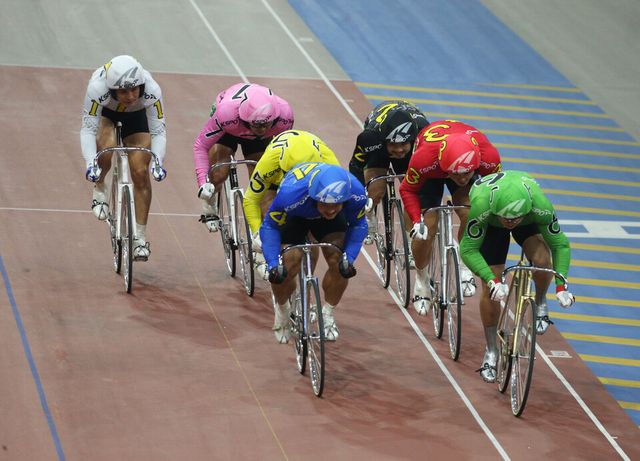 광명스피돔에서 경주에 출전한 선수들이 치열한 경합을 벌이고 있다. /국민체육진흥공단 제공