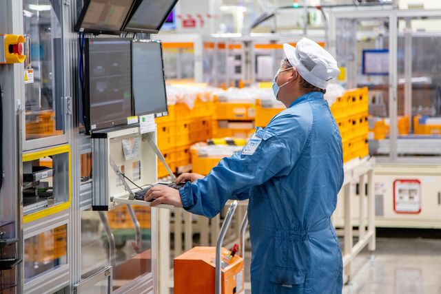 LG에너지솔루션 미시간 홀랜드 공장에서 직원이 배터리 생산 공정을 점검하고 있다./ LG에너지솔루션 제공