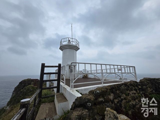 제주 서귀포시 섭지코지 내 방두포등대의 모습. /박종민 기자