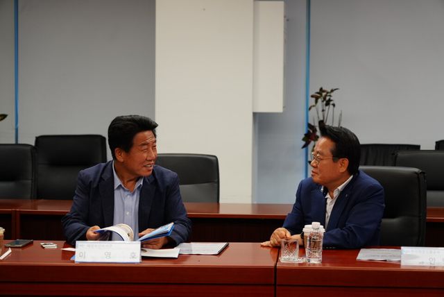 지난 12일 한국해양진흥공사를 방문한 이영호 대통령실 해양수산비서관(왼쪽)이 안병길 해진공 사장과 환담하고 있다./해진공