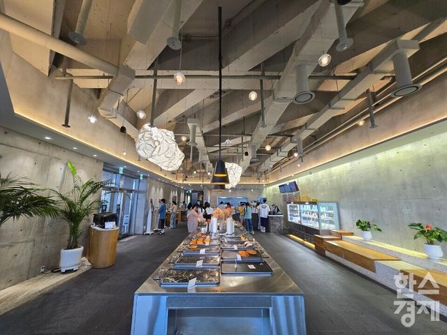 제주 서귀포시 섭지코지 베이커리 카페 '플로이스트' 내부 모습. 빵들이 진열돼 있다. /박종민 기자