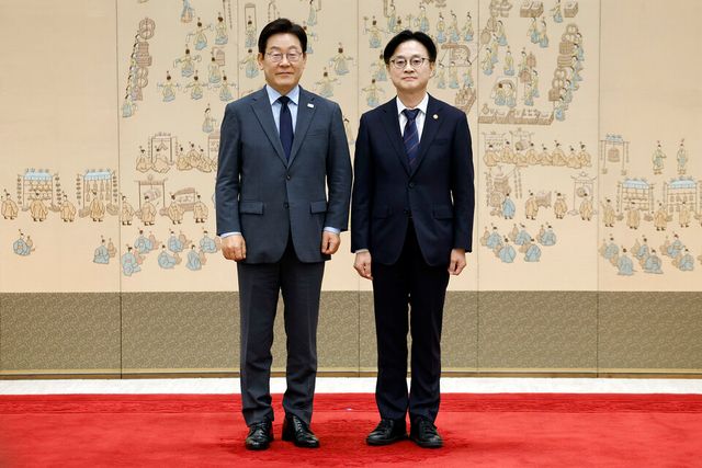 이재명 대통령이 지난 12일 용산 대통령실에서 열린 신임 국무위원 임명장 수여식에서 김정관 산업통상자원부 장관에게 임명장을 수여한 뒤 기념 촬영을 하고 있다./연합뉴스