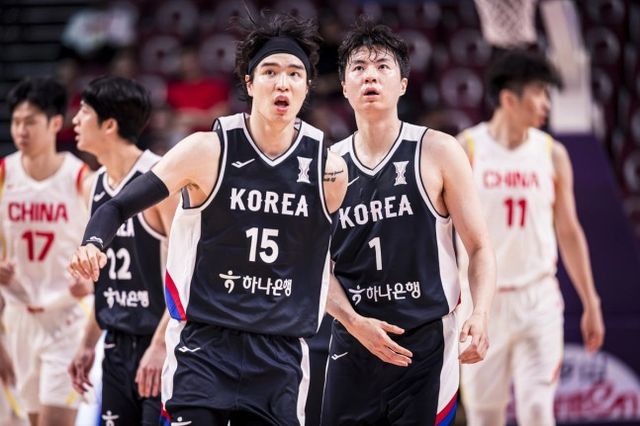 한국 남자농구 대표팀 김종규(15번)와 이현중(1번). /FIBA 제공