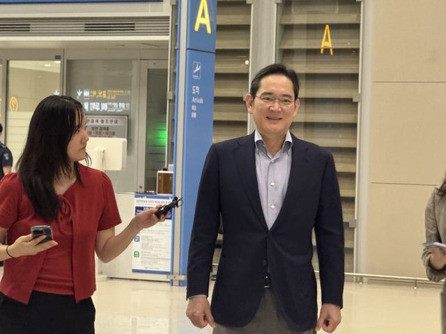 이재용 삼성전자 회장이 15일 미국 출장을 마치고 인천국제공항 제2여객터미널을 통해 귀국하고 있다./ 연합뉴스 제공
