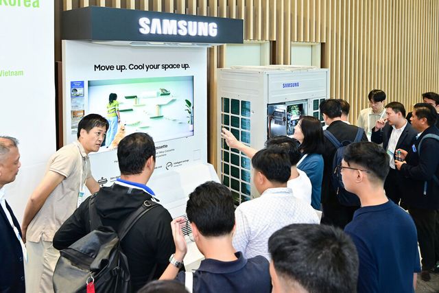 삼성전자가 15~16일 수원컨벤션센터에서 열린 아시아 공조 콘퍼런스(ASHRAE Region XIII Chapters Regional Conference 2025)에서 가정용 '1Way 카세트 시스템에어컨'과 고효율 시스템에어컨 'DVM' 제품 등을 전시했다. / 삼성전자&nbsp;