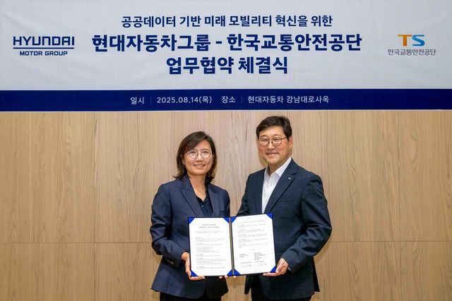 (사진1) 업무협약식에서 (왼쪽부터) 김수영 현대차·기아 모빌리티사업실장 상무, 민승기 한국교통안전공단 모빌리티교통안전본부장 이사가 기념 촬영을 하는 모습. / 현대차그룹