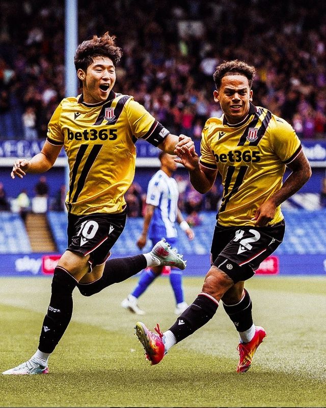 스토크 시티 배준호(왼쪽). /스토크 시티 SNS