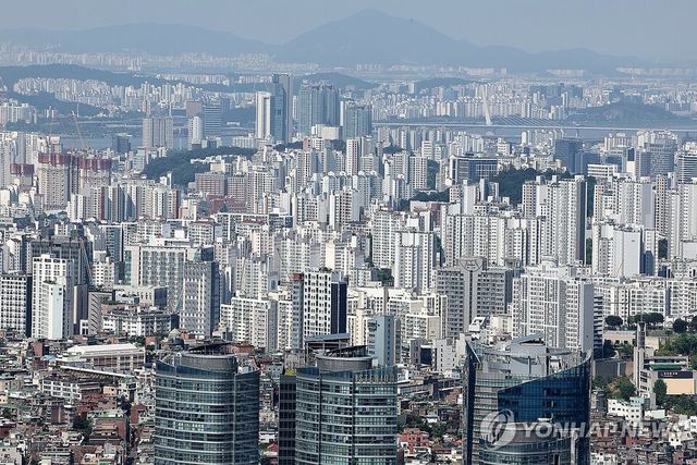 서울 시내 한 부동산에 게재된 월세 매물 안내문. / 연합