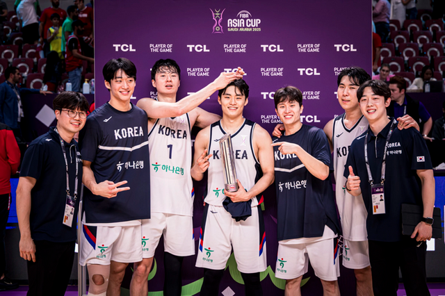 대표팀 선수단이 레바논전 최우수선수(MVP)에 선정된 유기상(가운데)을 축하하고 있다. /FIBA 제공