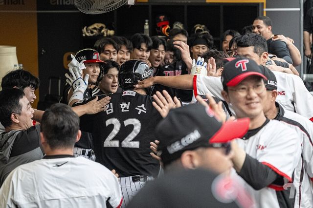 LG 트윈스 선수들이 기뻐하고 있다. /LG 트윈스 제공