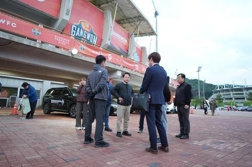 지난 5월 춘천시 홈경기에 입장을 제지당한 육동한 춘천시장과 공무원. /연합뉴스