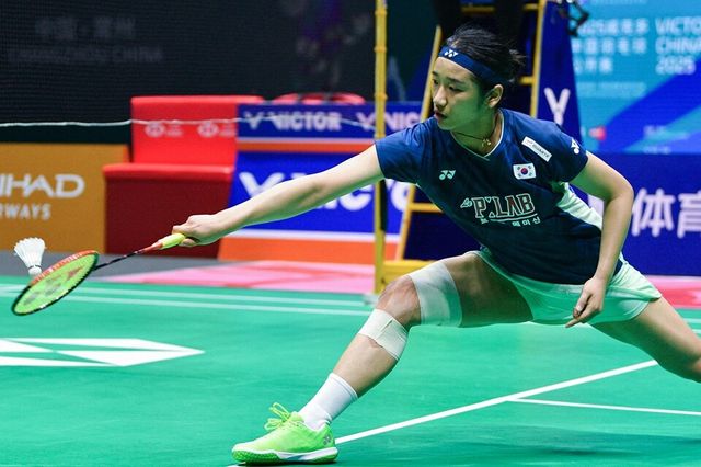 안세영이 중국오픈 준결승에서 오른쪽 무릎에 테이핑한 채 랠리를 이어가고 있다. /연합뉴스