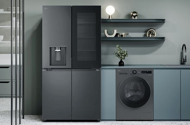 LG전자 프렌치도어 냉장고와 일체형 세탁건조기 '히트펌프 워시콤보' 신제품이 집 안 공간에 조화롭게 배치된 모습./LG전자&nbsp;