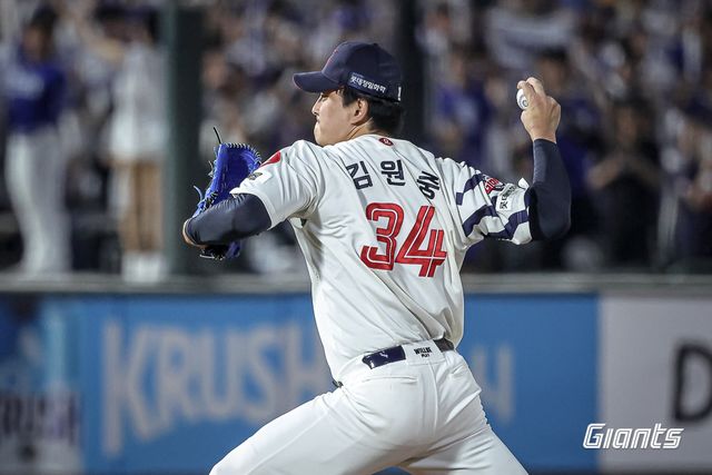 김원중이 17일 삼성전 등판해 투구하고 있다. /롯데 자이언츠 제공