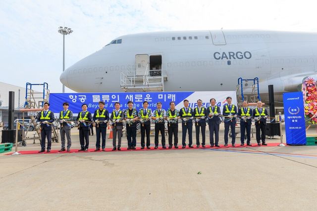 1일 오전 인천국제공항 화물기 주기장에서 에어제타의 미주행 첫 화물기편 출항을 기념하는 출항식이 열렸다. 출항식에 참석한 김관식 에어제타 대표(오른쪽 여섯 번째)와 주주사 소시어스의 이병국 대표(왼쪽 다섯 번째)가 한국투자파트너스, 인천국제공항공사 관계자들과 함께 테이프 커팅을 하고 있다./에어제타