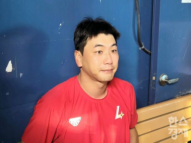 김광현이 1일 경기 후 더그아웃에서 취재진과 인터뷰하고 있다. /신희재 기자