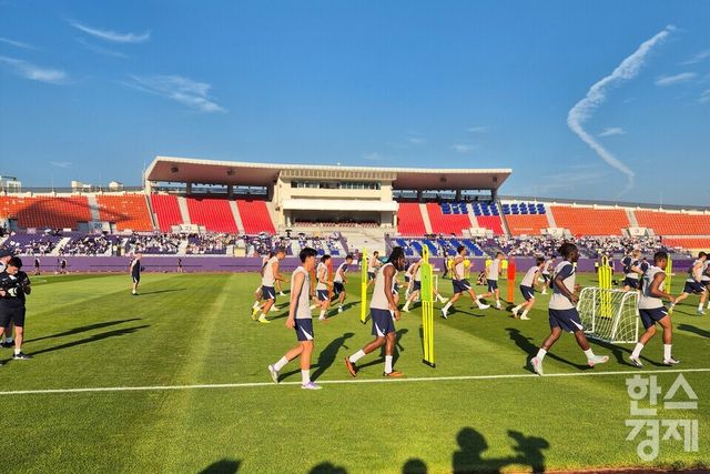 2일 잉글랜드 프리미어리그(EPL) 토트넘 홋스퍼가 안양종합운동장에서 오픈 트레이닝을 하고 있다. 손흥민이 맨 첫 줄 마지막에서 복귀하고 있다.&nbsp; /류정호 기자