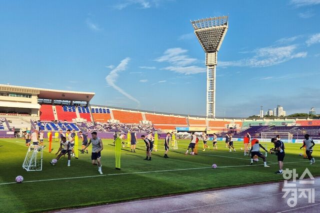 2일 잉글랜드 프리미어리그(EPL) 토트넘 홋스퍼가 안양종합운동장에서 오픈 트레이닝을 하고 있다. /류정호 기자