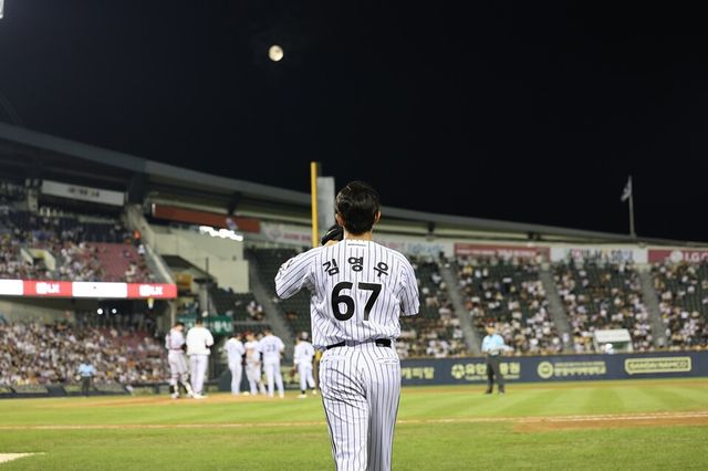 김영우가 7일 두산 베어스전 마운드로 향하고 있다. /LG 트윈스 제공