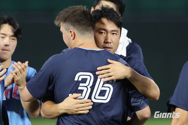 전준우가 6일 KIA전 직후 데이비슨과 포옹하고 있다. /롯데 자이언츠 제공