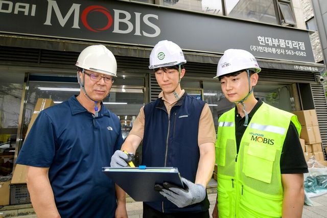 19일 서울 서초구 소재 현대와룡상사에서 현대모비스 임직원과 대한산업안전협회 전문가가 합동 안전진단을 하고 있는 모습./현대모비스