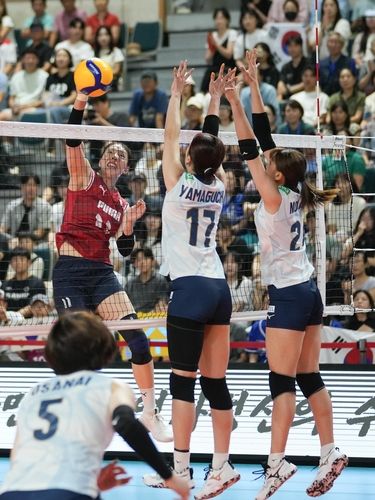 일본 수비를 피해 공격을 시도하는 육서영(붉은 색 유니폼). /대한배구협회 제공