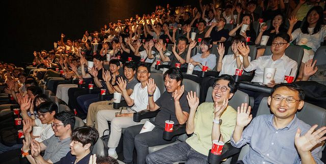 지난 20일 HS효성 임직원들이 용산 CGV에서 'F1 더무비'를 관람하기 전 기념촬영을 하고 있다./ HS효성 제공